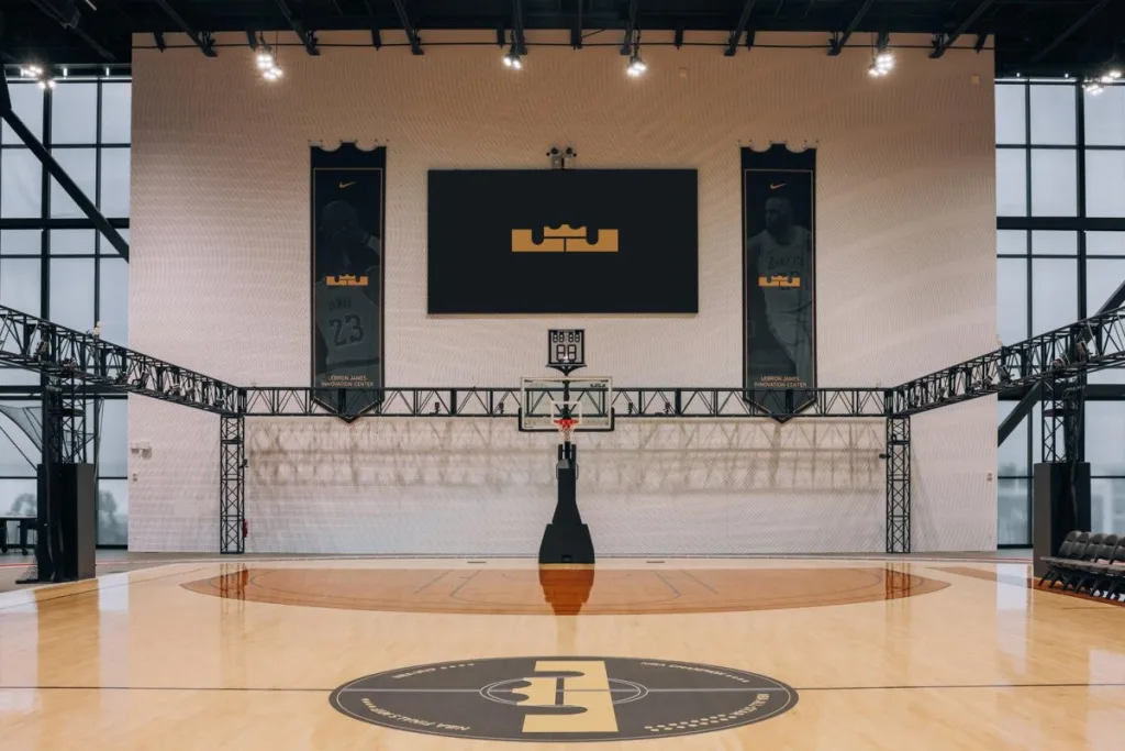 Le terrain « LeBron James » entouré par des caméras de capture de mouvement.