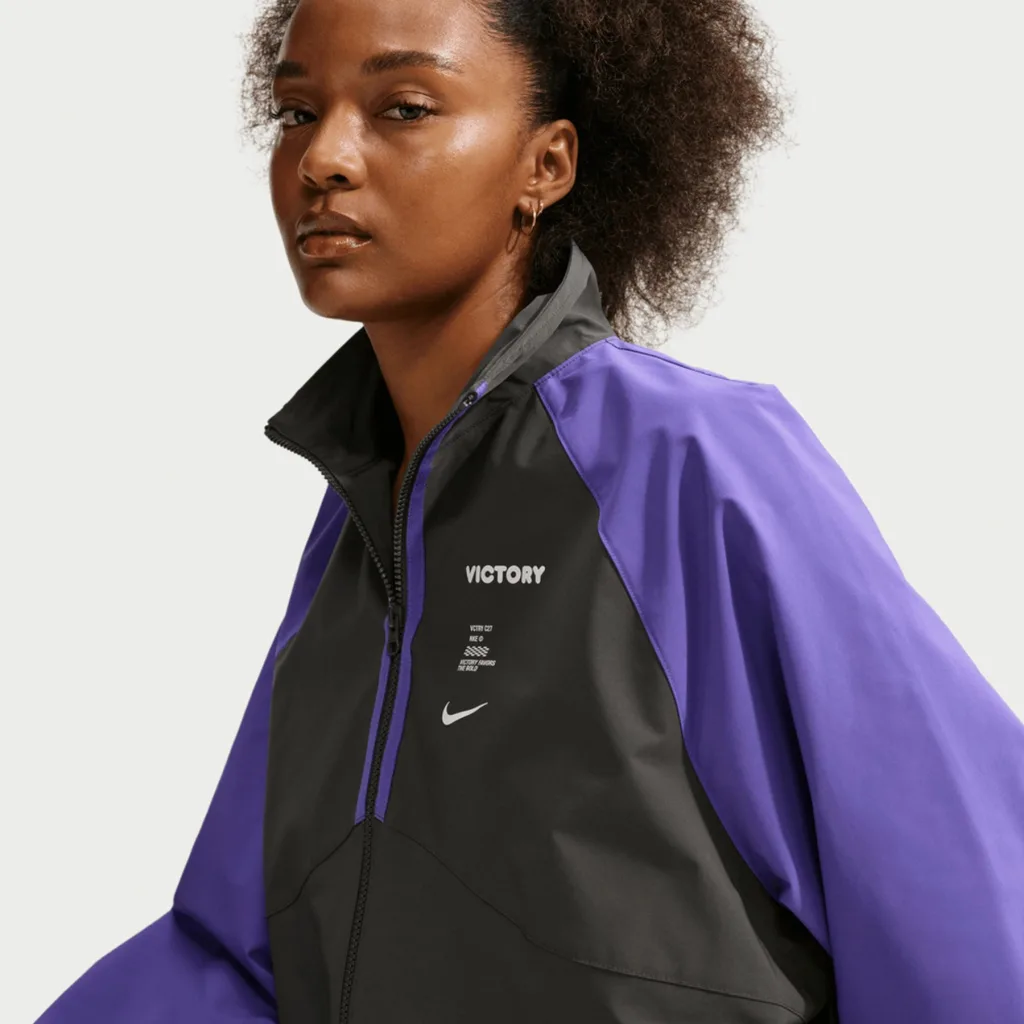 Veste de survêtement noire et violette de la collection Nike Victory