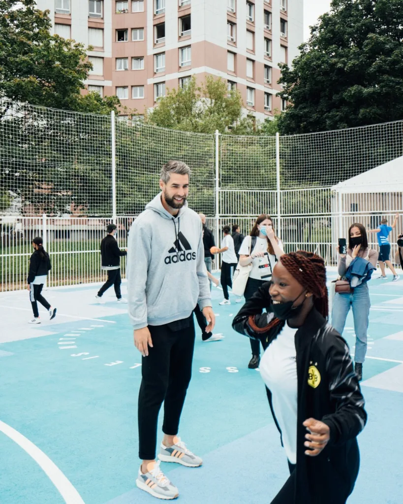 Luka Karabatic et son frère ont réalisé quelques exercices de hand avec les enfants, sur le terrain du nouveau playground.