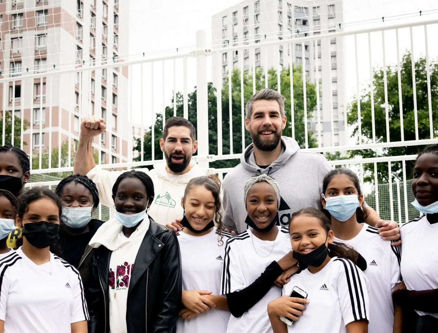 Nikola et Luka Karabatic lors de l'inauguration du nouveau playground à Nanterre, ce lundi, en présence d'associations et écoles locales.