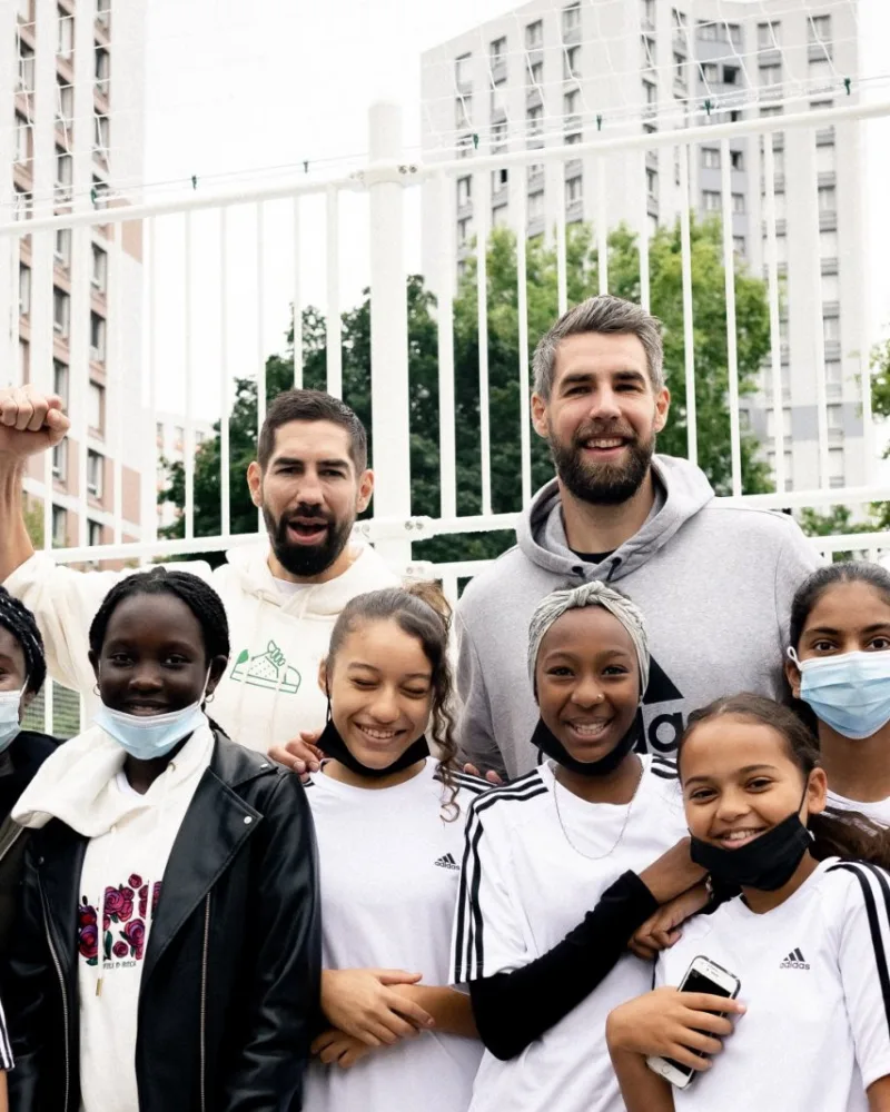 Nikola et Luka Karabatic lors de l'inauguration du nouveau playground à Nanterre, ce lundi, en présence d'associations et écoles locales.