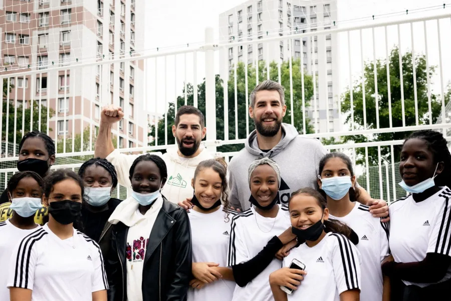 Nikola et Luka Karabatic lors de l'inauguration du nouveau playground à Nanterre, ce lundi, en présence d'associations et écoles locales.