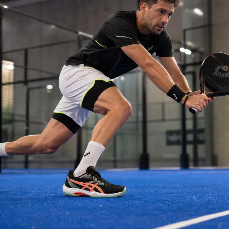 Chaussures de padel sur un court