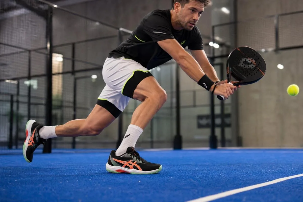 Chaussures de padel sur un court