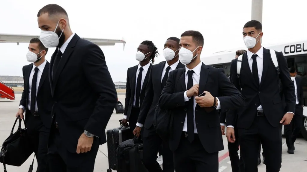 Les joueurs espagnols s'équipent de costumes foncés et désignés par Hugo Boss pour la saison 2021- 2022.