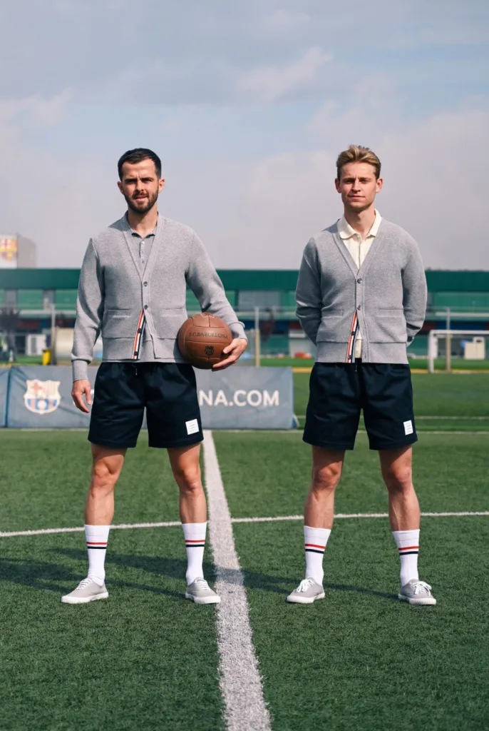 Les tenues du FC Barcelone 2021-2022 imaginées par Thom Browne s'inspirent d'un style British.