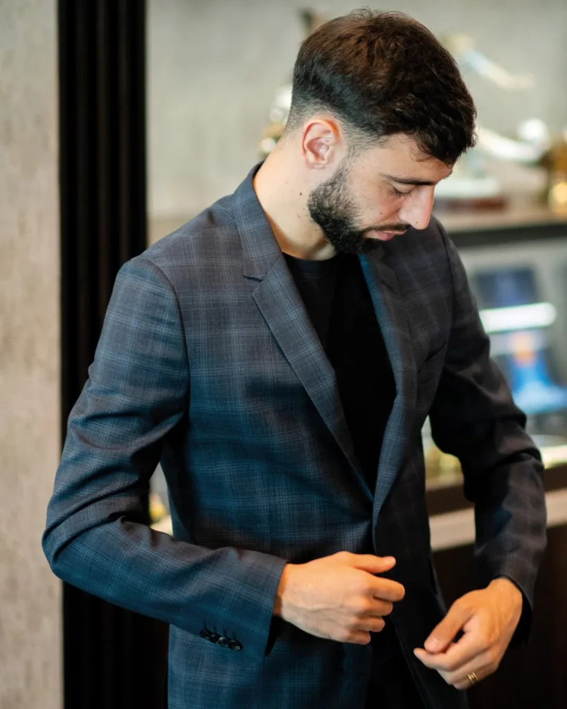 Le costume bleu et gris de Manchester United imaginé par la marque Paul Smith lors de cette saison.