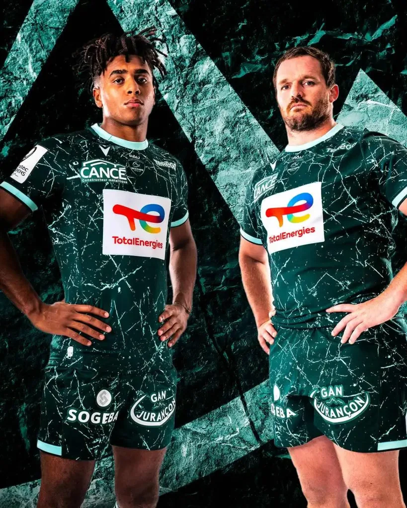 Les joueurs de la Section Paloise avec le maillot de Champions Cup