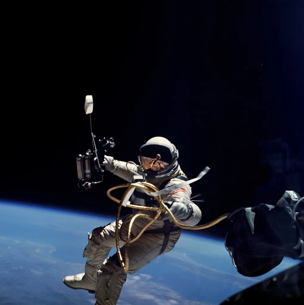 Ed White lors de la première sortie dans l'espace américaine, Gemini 4, 1965