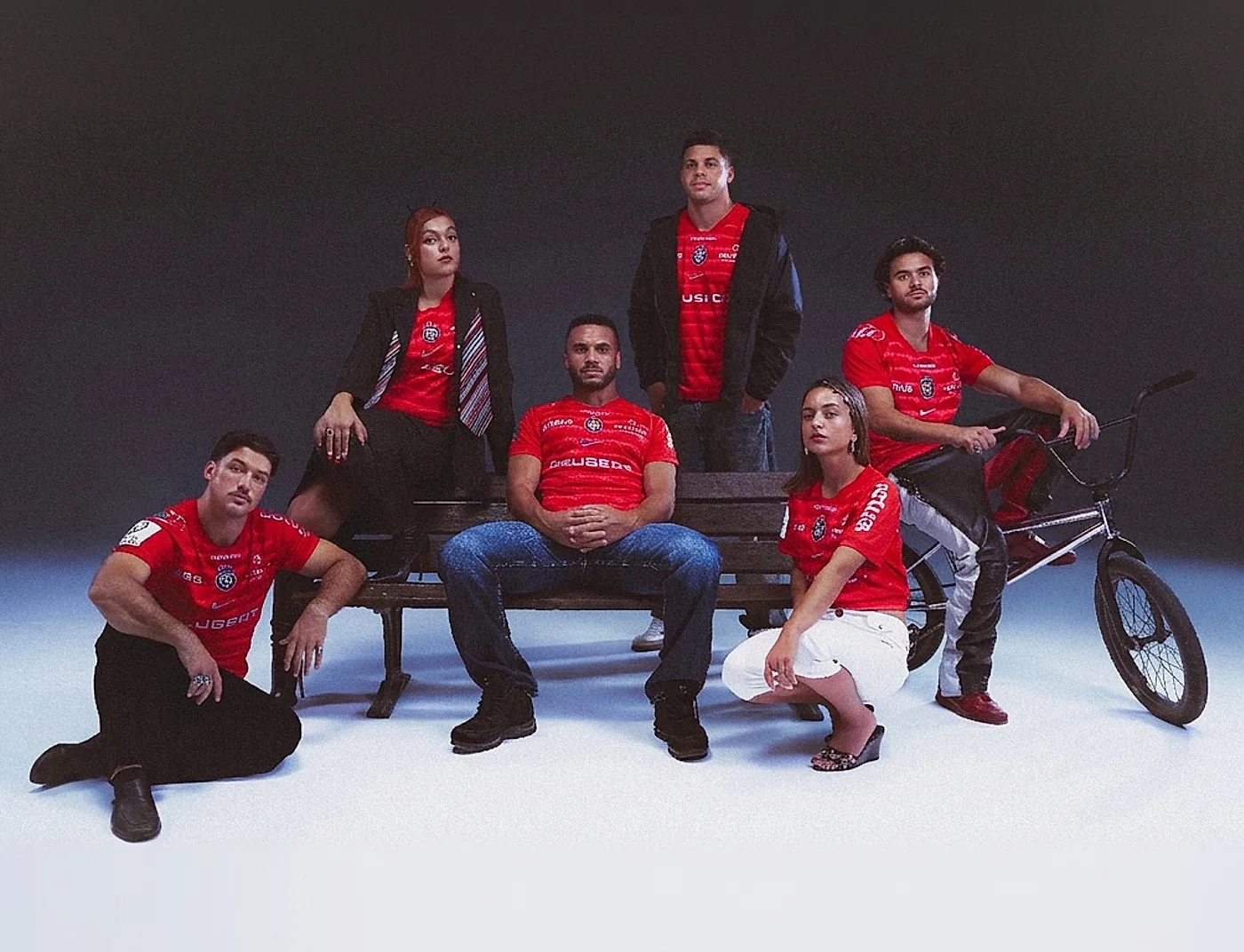 Six personnes portant le maillot européen rouge du Stade Toulousain 2026-2027