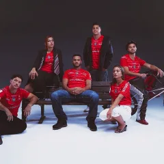 Six personnes portant le maillot européen rouge du Stade Toulousain 2026-2027