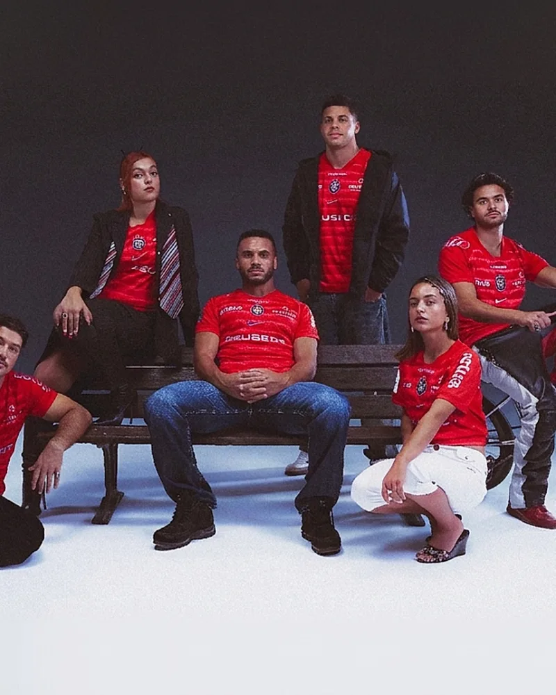 Six personnes portant le maillot européen rouge du Stade Toulousain 2026-2027
