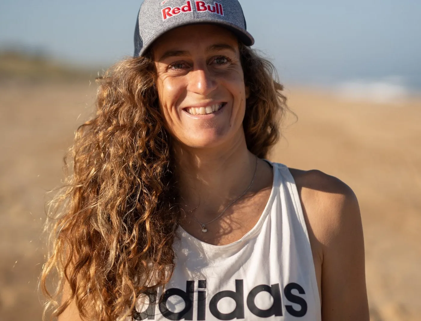 Justine Dupont a un sponsor original pour une surfeuse.