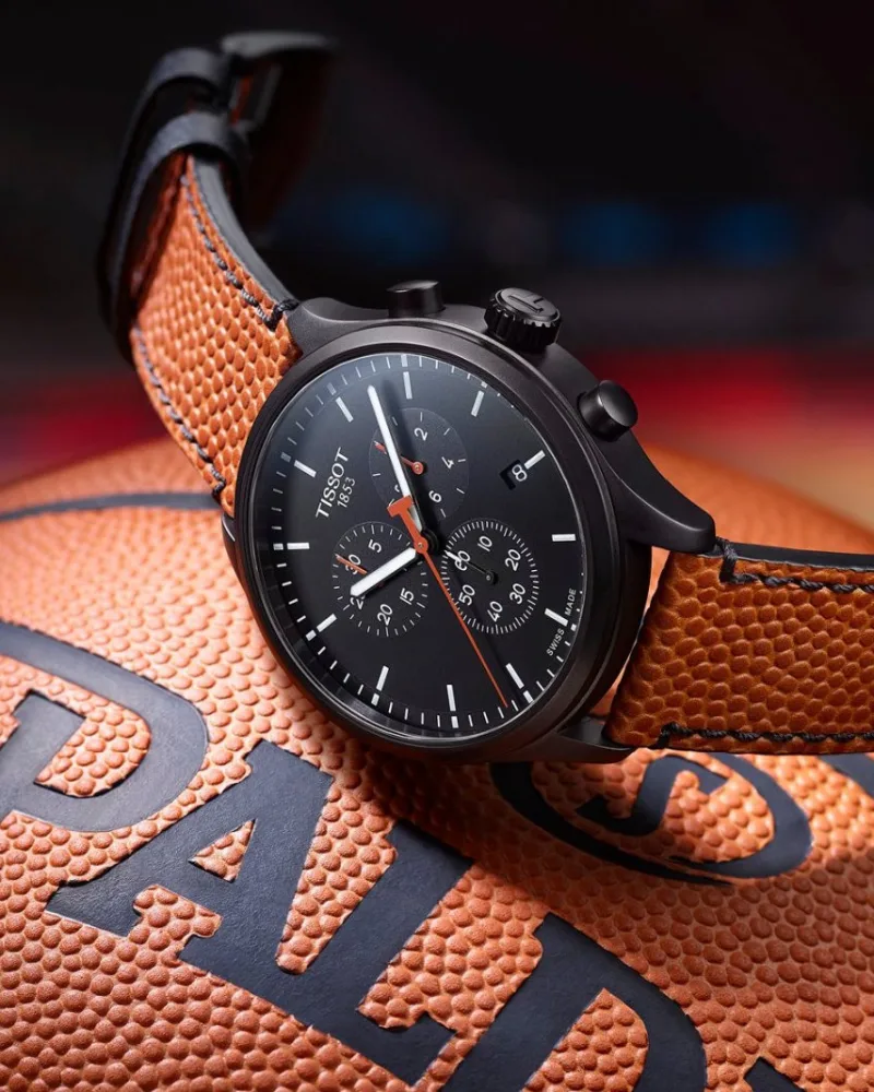 Montre Chrono XL Édition Spéciale NBA, Tissot, 330 euros.