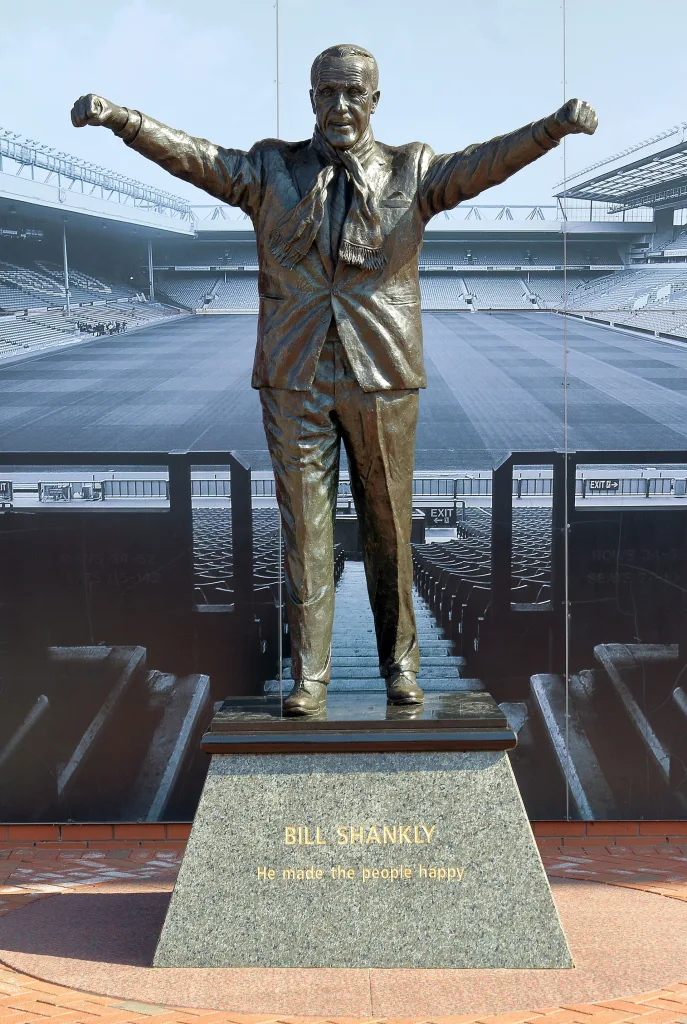 La statue de Bill Shankly devant le stade