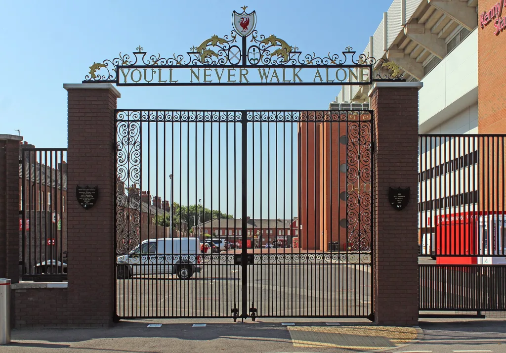Les Shankly Gates et leur inscription « You'll Never Walk Alone »