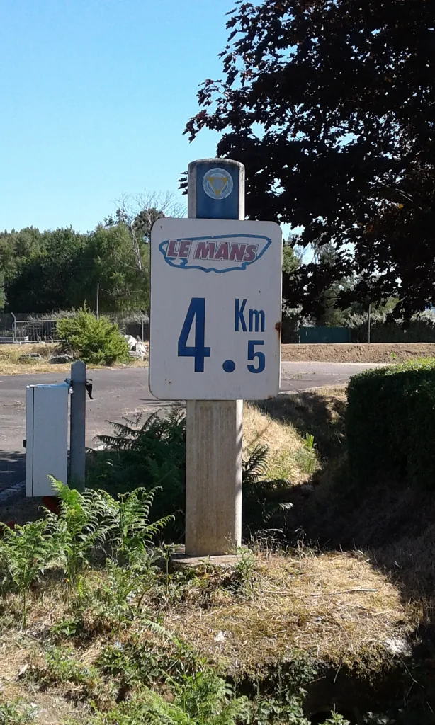 Une borne kilométrique au bord du tracé