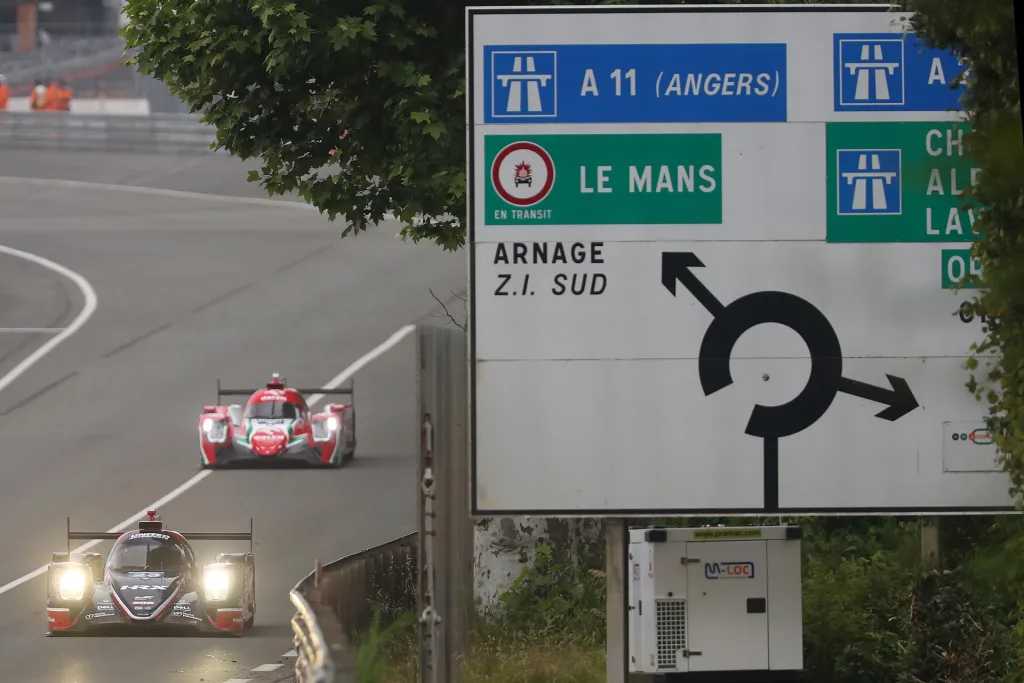 Un prototype à l'approche du virage de Mulsanne
