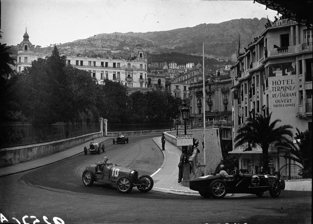 Un dépassement lors du Grand Prix de Monaco 1932