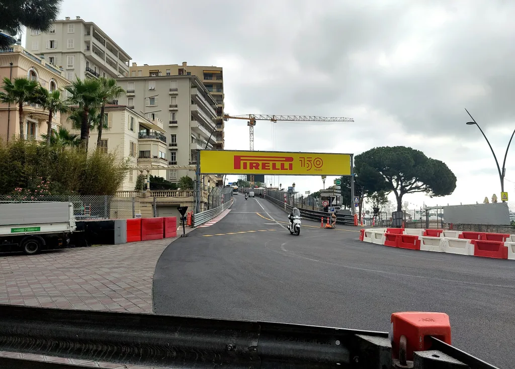 Le virage de Sainte-Dévote, au premier tour de roue
