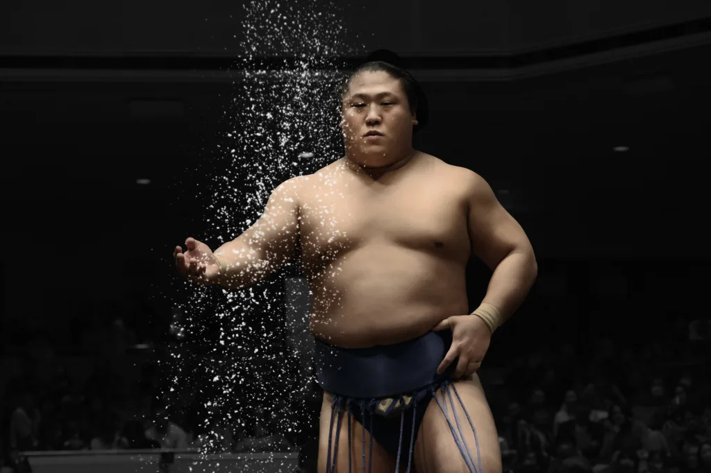 Un rikishi lance le sel avant le combat