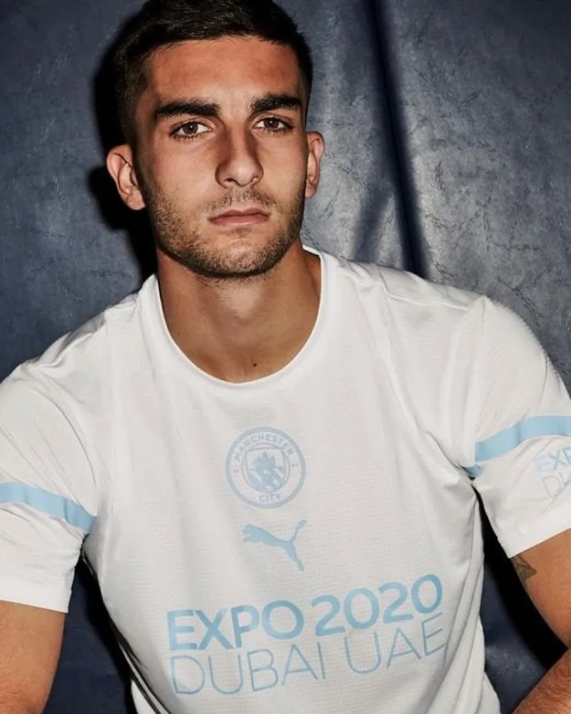 Un nouveau sponsor sur les maillots d'entraînement de Manchester City.