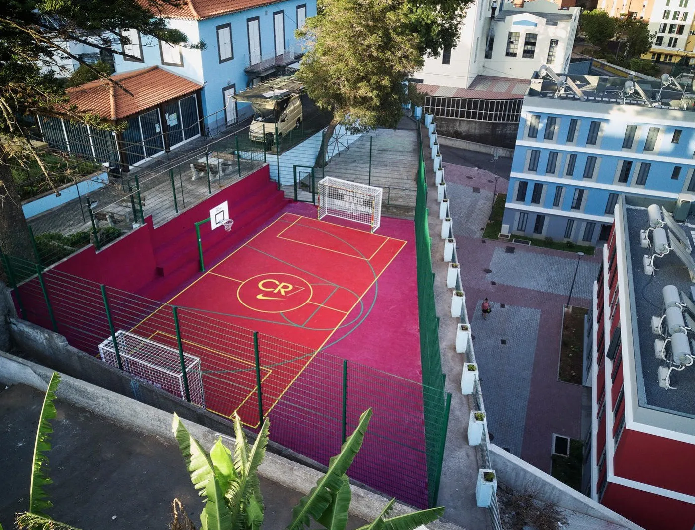Le nouveau terrain de foot en l'honneur de Ronaldo a été construit à Funchal (Portugal), sur son île natale.
