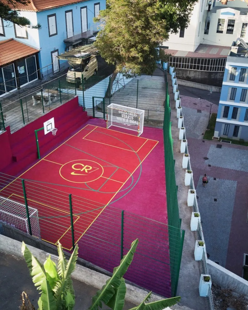 Le nouveau terrain de foot en l'honneur de Ronaldo a été construit à Funchal (Portugal), sur son île natale.