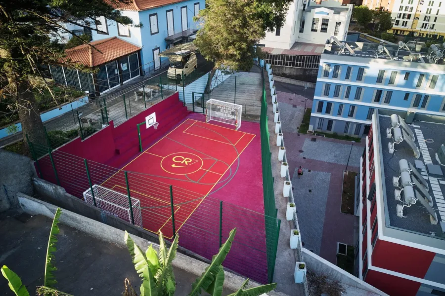 Le nouveau terrain de foot en l'honneur de Ronaldo a été construit à Funchal (Portugal), sur son île natale.