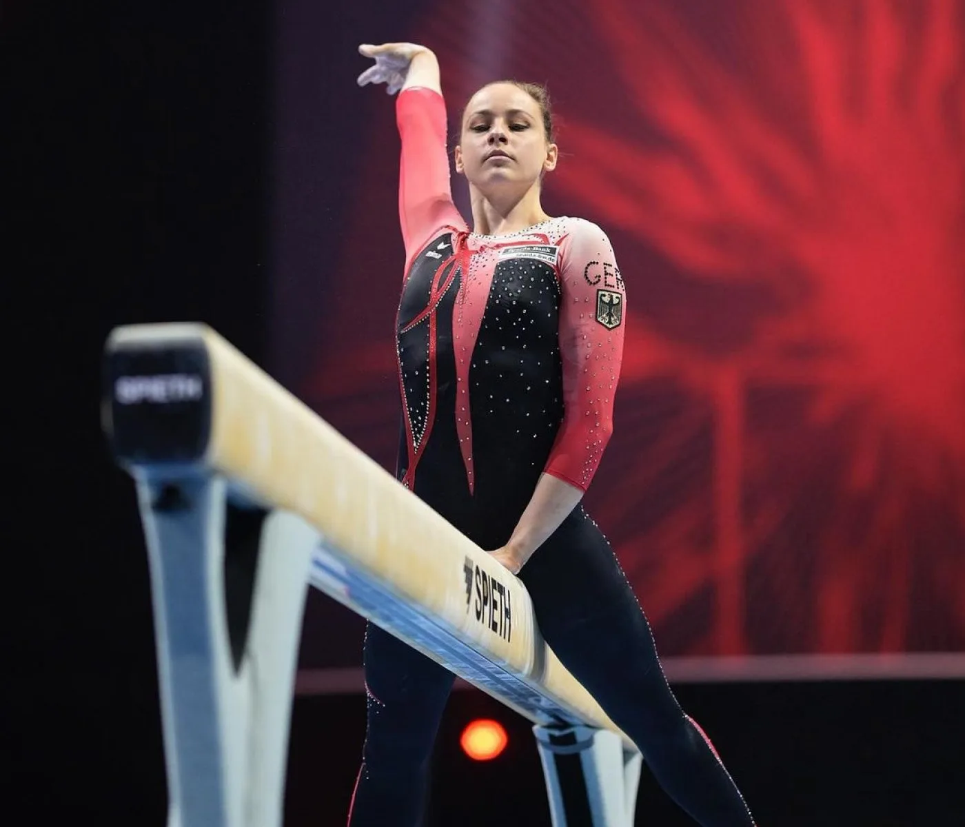 Une gymnaste en combinaison intégrale à l'Euro