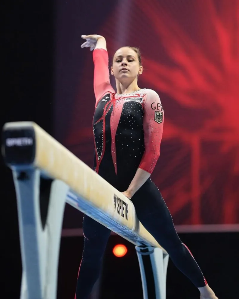 Une gymnaste en combinaison intégrale à l'Euro